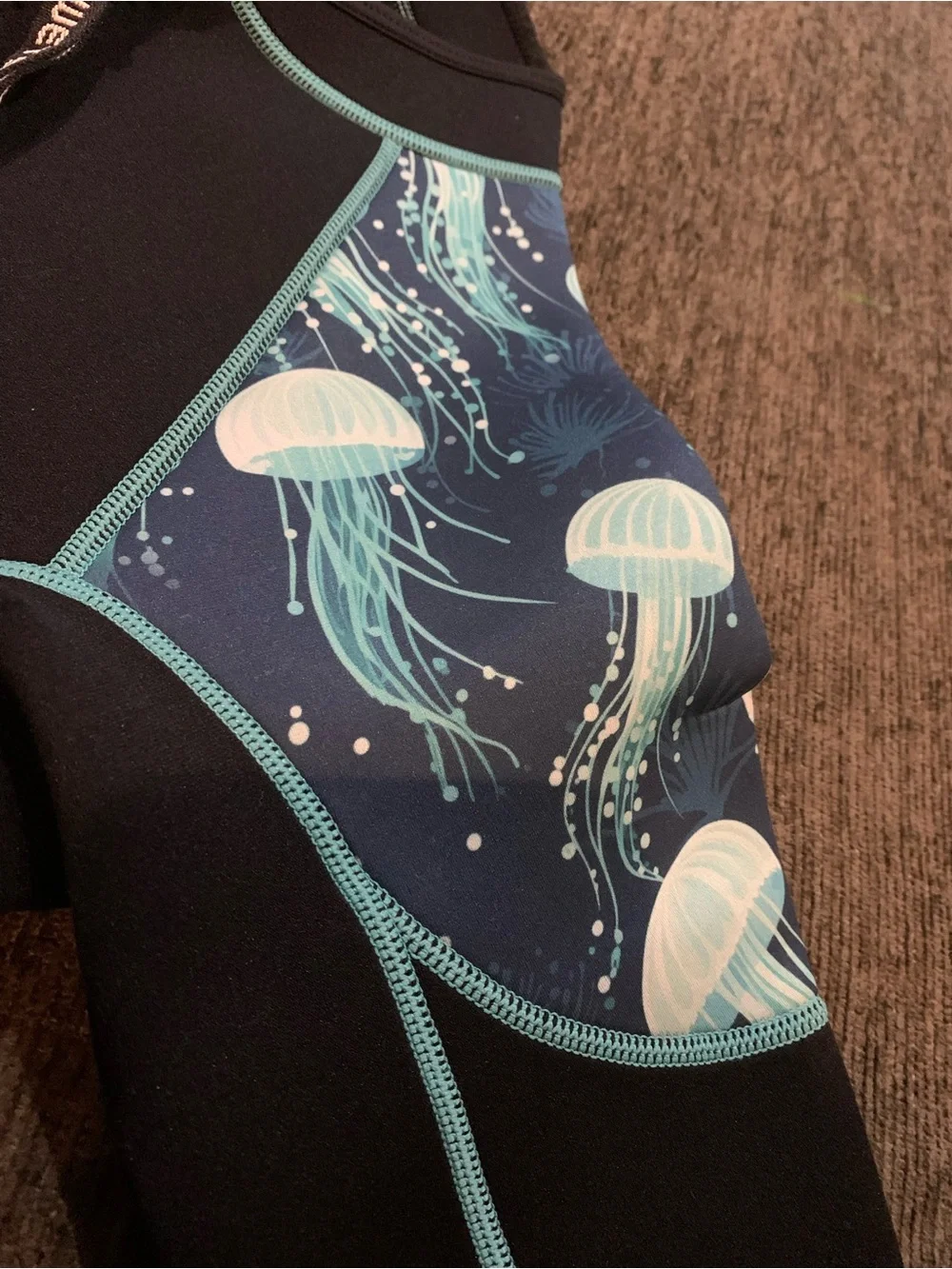 ZIFUMEI women3mm neoprene full-body wetsuit ft a jellyfish print on shoulders
